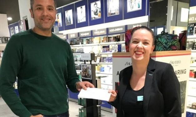Entrega cheque CRS a una delegada em Douglas