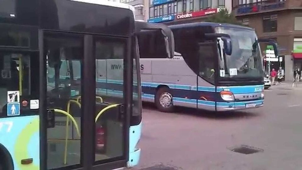 Alcanzado un acuerdo que desconvoca la huelga del transporte de viajeros por carretera en Cantabria