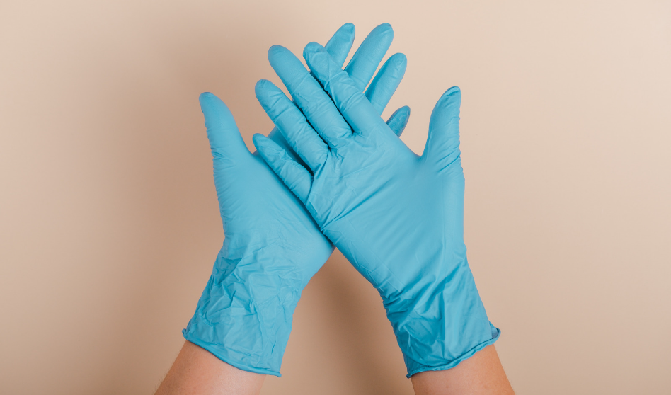 La Policía Nacional informa cómo quitar los guantes para no asumir riesgos de contagios