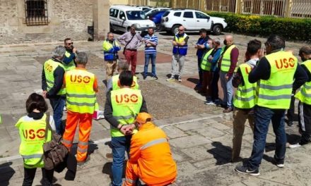 Los trabajadores  de la limpieza de Camargo se manifiestan ante el ayuntamiento
