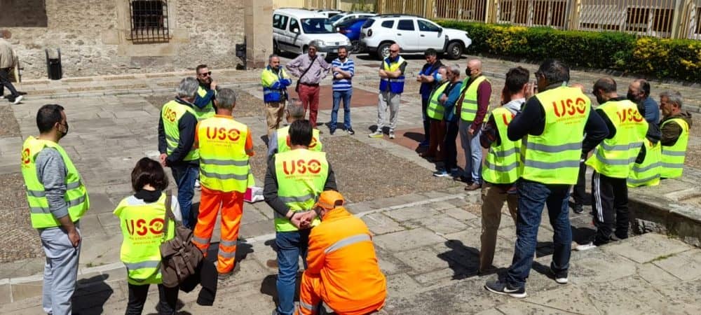 Los trabajadores  de la limpieza de Camargo se manifiestan ante el ayuntamiento