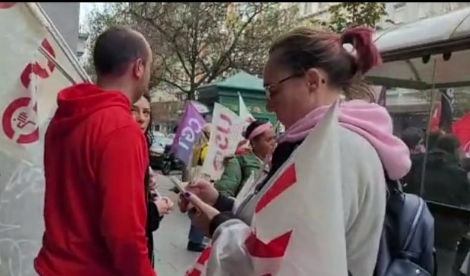 Continúan las movilizaciones en el centro de trabajo de Atento Coruña por los despidos en Movistar