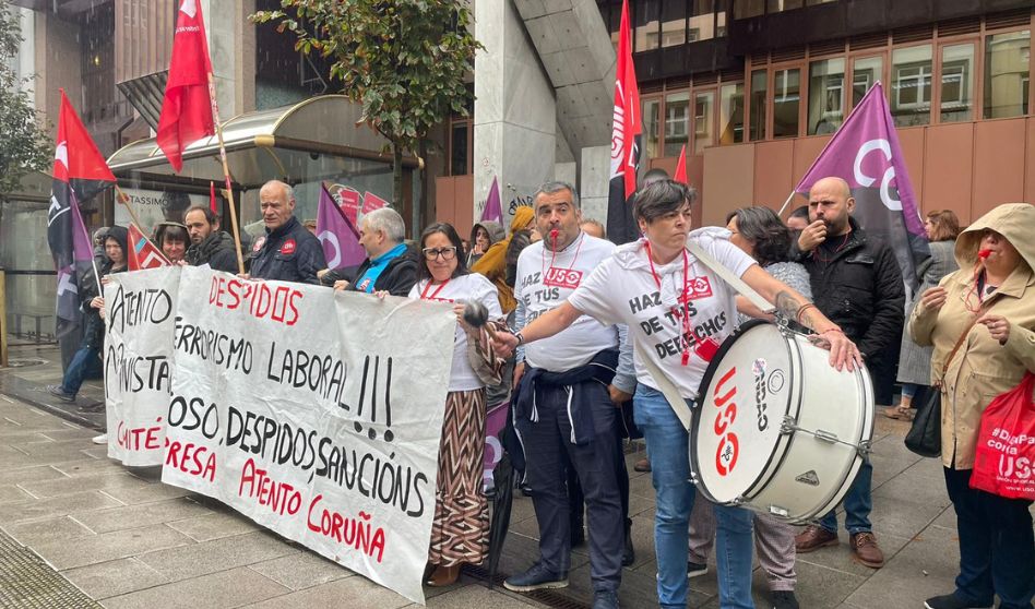 USO se concentra a las puertas de Atento Coruña para exigir la readmisión de los despedidos en el servicio de Pymes