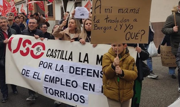Decenas de personas se manifiestan en Torrijos (Toledo) ante el traslado del centro logístico de Campofrío a Burgos